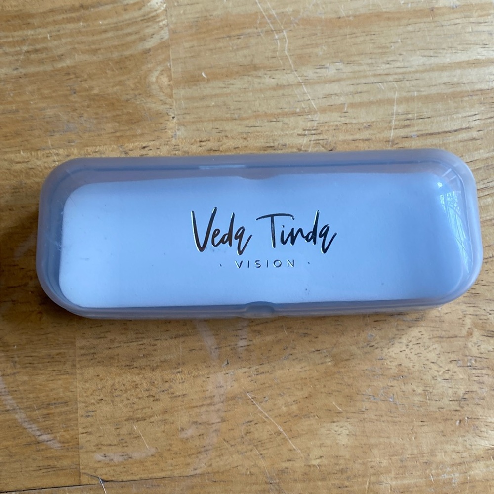 Veda Tinda glasses case clear in good condition